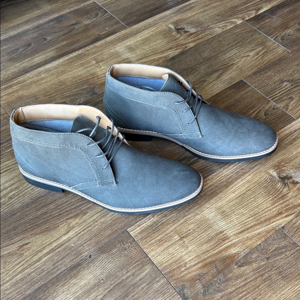 Men's Chukka Boots in Gray Leather
